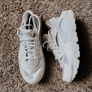 White Nike Huaraches Women’s 9